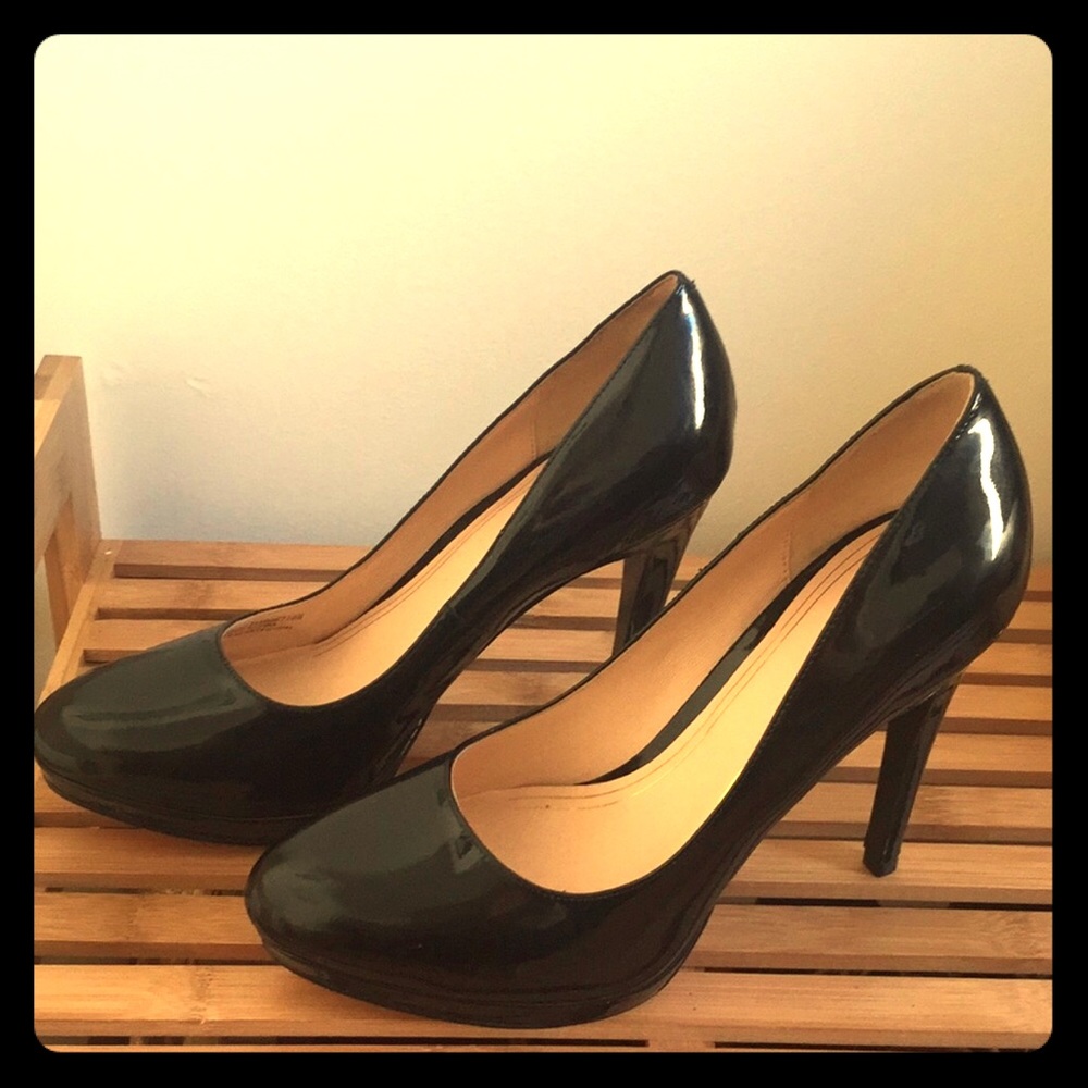 BRAND NEW black pumps